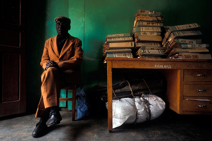 Ethiopie. Harar. Gardien de quartier de la vieille ville