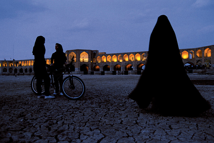 Iran. Ispahan. Sécheresse au pont Khadjou