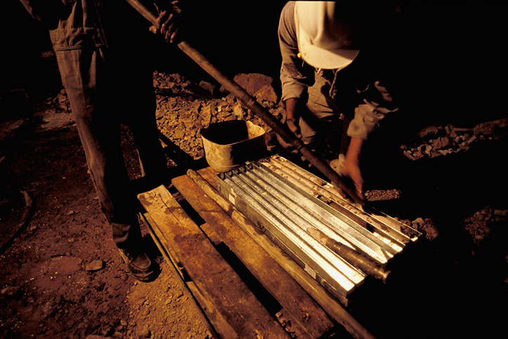 Egypte. Extraction des tubes de minerai