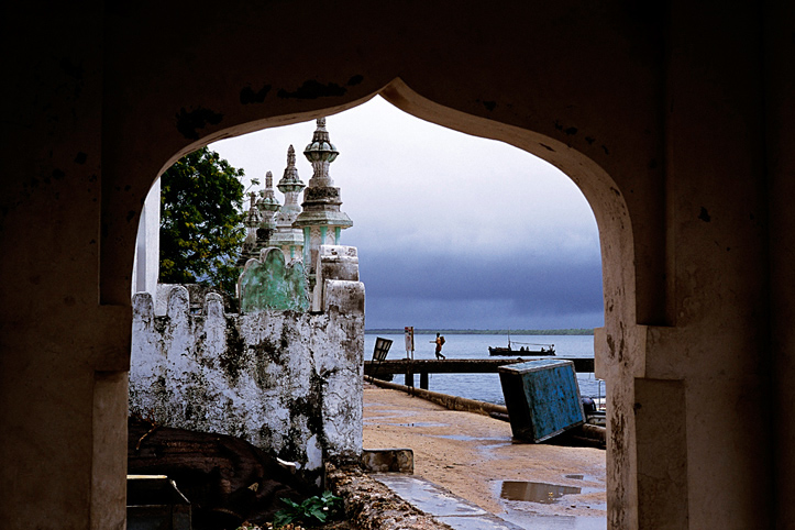 Kenya. Lamu. Dbarcardre. Mosque Shiaithna. Sea front