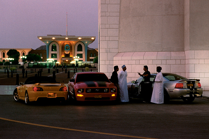 Sultanat d'Oman. Mascate. Jeunesse, Mustang et palais du Sultan Qabous