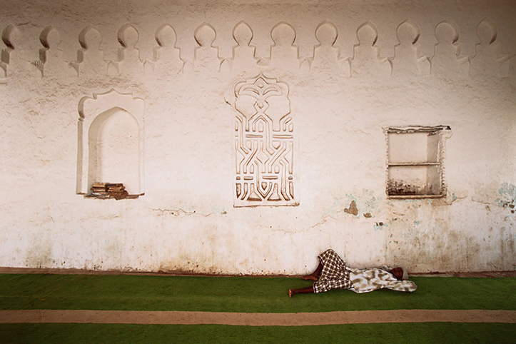 Ymen. La Tihama. Zabid. Repos  la mosque